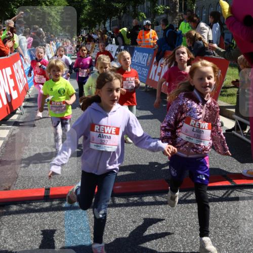 14.06.2026 - REWE Women's Run Strokosch-Dieckow http://msf.ph/oto/9751893 14.06.2026 11:38:35 Ziel 139, 150, 199, 212, 216, 240, 246, 261, 274, 279, 283, 297, 300, 317, 327, 333, 353 meine-sportfotos.de