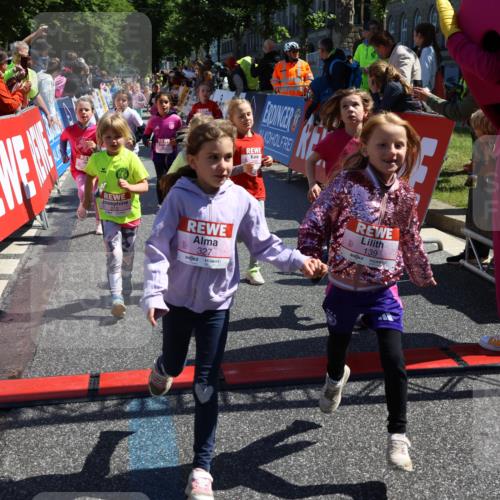 14.06.2026 - REWE Women's Run Strokosch-Dieckow http://msf.ph/oto/9751906 14.06.2026 11:38:35 Ziel 139, 150, 199, 212, 216, 240, 246, 261, 274, 279, 283, 297, 300, 317, 327, 333, 353 meine-sportfotos.de
