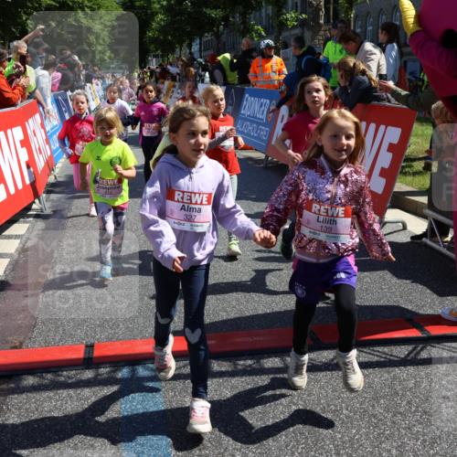 14.06.2026 - REWE Women's Run Strokosch-Dieckow http://msf.ph/oto/9751921 14.06.2026 11:38:35 Ziel 139, 150, 199, 212, 216, 240, 246, 261, 274, 279, 283, 297, 300, 317, 327, 333, 353 meine-sportfotos.de