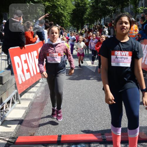 14.06.2026 - REWE Women's Run Strokosch-Dieckow http://msf.ph/oto/9751964 14.06.2026 11:38:32 Ziel 139, 150, 190, 199, 212, 216, 221, 240, 246, 261, 279, 283, 300, 303, 304, 306, 327, 333 meine-sportfotos.de