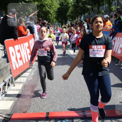 14.06.2026 - REWE Women's Run Strokosch-Dieckow http://msf.ph/oto/9751984 14.06.2026 11:38:32 Ziel 139, 150, 190, 199, 212, 216, 221, 240, 246, 261, 279, 283, 300, 303, 304, 306, 327, 333 meine-sportfotos.de