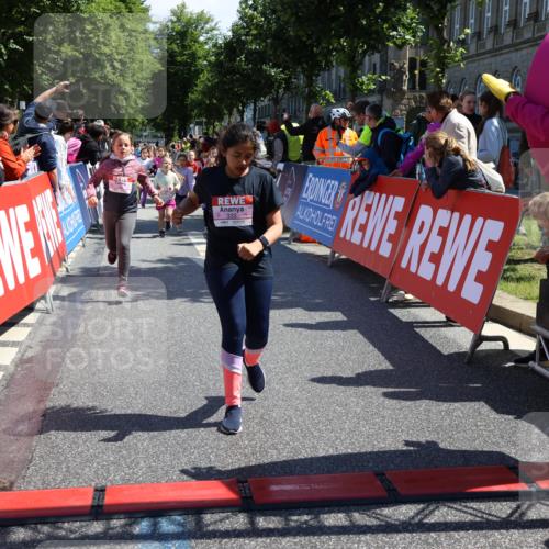 14.06.2026 - REWE Women's Run Strokosch-Dieckow http://msf.ph/oto/9751996 14.06.2026 11:38:31 Ziel 139, 146, 190, 199, 212, 221, 240, 246, 261, 279, 280, 283, 300, 303, 304, 306, 327, 333 meine-sportfotos.de