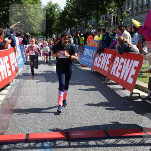 14.06.2026 - REWE Women's Run Strokosch-Dieckow http://msf.ph/oto/9752042 14.06.2026 11:38:30 Ziel 139, 146, 152, 190, 199, 221, 238, 246, 261, 280, 283, 300, 303, 304, 306, 327, 333 meine-sportfotos.de