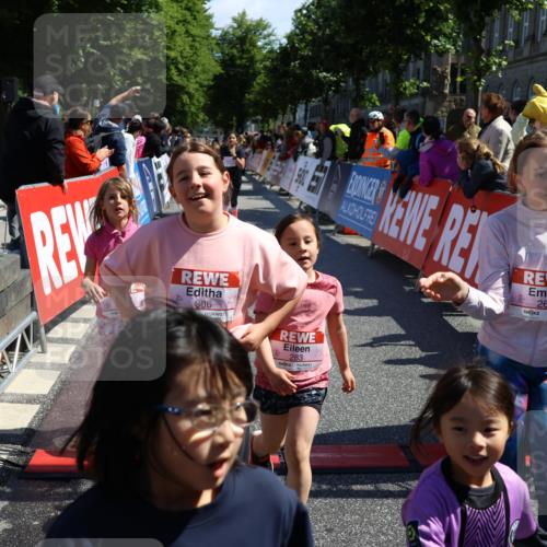 14.06.2026 - REWE Women's Run Strokosch-Dieckow http://msf.ph/oto/9752117 14.06.2026 11:38:27 Ziel 129, 130, 146, 152, 153, 181, 190, 208, 221, 238, 244, 246, 261, 280, 283, 303, 304, 306, 333 meine-sportfotos.de
