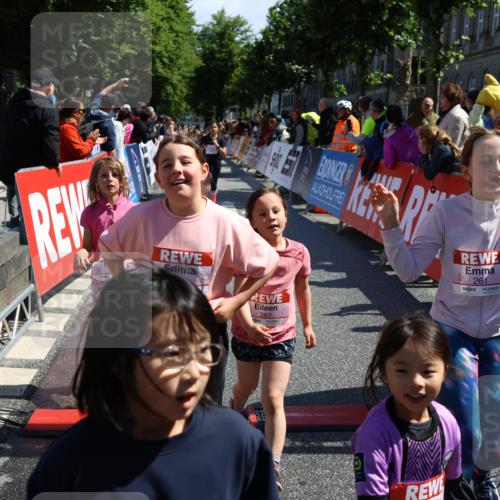 14.06.2026 - REWE Women's Run Strokosch-Dieckow http://msf.ph/oto/9752130 14.06.2026 11:38:27 Ziel 129, 130, 146, 152, 153, 181, 190, 208, 221, 238, 244, 246, 261, 280, 283, 303, 304, 306, 333 meine-sportfotos.de