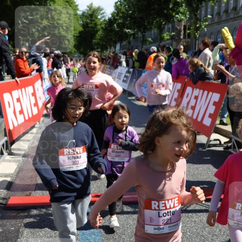 14.06.2026 - REWE Women's Run Strokosch-Dieckow http://msf.ph/oto/9752139 14.06.2026 11:38:26 Ziel 129, 130, 146, 152, 153, 160, 181, 190, 208, 221, 238, 244, 246, 261, 280, 283, 303, 304, 306 meine-sportfotos.de