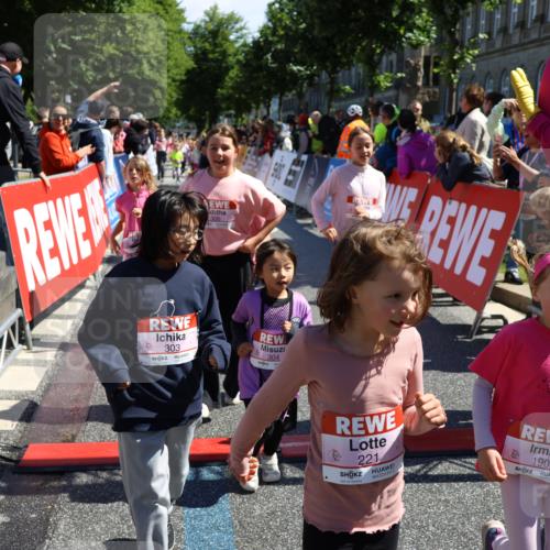 14.06.2026 - REWE Women's Run Strokosch-Dieckow http://msf.ph/oto/9752149 14.06.2026 11:38:26 Ziel 129, 130, 146, 152, 153, 160, 181, 190, 208, 221, 238, 244, 246, 261, 280, 283, 303, 304, 306 meine-sportfotos.de