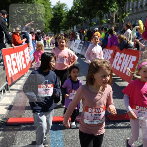 14.06.2026 - REWE Women's Run Strokosch-Dieckow http://msf.ph/oto/9752159 14.06.2026 11:38:26 Ziel 129, 130, 146, 152, 153, 160, 181, 190, 208, 221, 238, 244, 246, 261, 280, 283, 303, 304, 306 meine-sportfotos.de