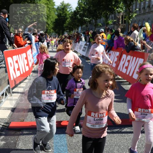 14.06.2026 - REWE Women's Run Strokosch-Dieckow http://msf.ph/oto/9752168 14.06.2026 11:38:26 Ziel 129, 130, 146, 152, 153, 160, 181, 190, 208, 221, 238, 244, 246, 261, 280, 283, 303, 304, 306 meine-sportfotos.de