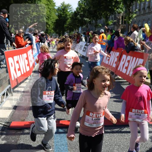 14.06.2026 - REWE Women's Run Strokosch-Dieckow http://msf.ph/oto/9752177 14.06.2026 11:38:26 Ziel 129, 130, 146, 152, 153, 160, 181, 190, 208, 221, 238, 244, 246, 261, 280, 283, 303, 304, 306 meine-sportfotos.de