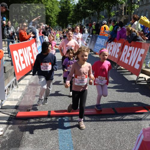 14.06.2026 - REWE Women's Run Strokosch-Dieckow http://msf.ph/oto/9752191 14.06.2026 11:38:25 Ziel 129, 130, 146, 152, 153, 160, 181, 185, 190, 208, 221, 238, 244, 246, 261, 280, 283, 303, 304, 306, 356 meine-sportfotos.de