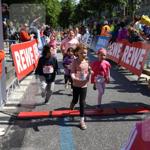 14.06.2026 - REWE Women's Run Strokosch-Dieckow http://msf.ph/oto/9752204 14.06.2026 11:38:25 Ziel 129, 130, 146, 152, 153, 160, 181, 185, 190, 208, 221, 238, 244, 246, 261, 280, 283, 303, 304, 306, 356 meine-sportfotos.de