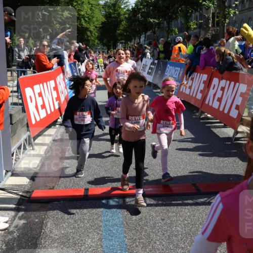 14.06.2026 - REWE Women's Run Strokosch-Dieckow http://msf.ph/oto/9752215 14.06.2026 11:38:25 Ziel 129, 130, 146, 152, 153, 160, 181, 185, 190, 208, 221, 238, 244, 246, 261, 280, 283, 303, 304, 306, 356 meine-sportfotos.de