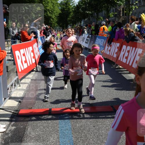 14.06.2026 - REWE Women's Run Strokosch-Dieckow http://msf.ph/oto/9752228 14.06.2026 11:38:25 Ziel 129, 130, 146, 152, 153, 160, 181, 185, 190, 208, 221, 238, 244, 246, 261, 280, 283, 303, 304, 306, 356 meine-sportfotos.de