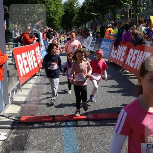 14.06.2026 - REWE Women's Run Strokosch-Dieckow http://msf.ph/oto/9752241 14.06.2026 11:38:25 Ziel 129, 130, 146, 152, 153, 160, 181, 185, 190, 208, 221, 238, 244, 246, 261, 280, 283, 303, 304, 306, 356 meine-sportfotos.de