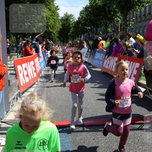 14.06.2026 - REWE Women's Run Strokosch-Dieckow http://msf.ph/oto/9752253 14.06.2026 11:38:23 Ziel 129, 130, 146, 152, 153, 160, 181, 185, 190, 208, 221, 238, 244, 246, 261, 273, 280, 283, 295, 296, 303, 304, 306, 316, 345, 356 meine-sportfotos.de