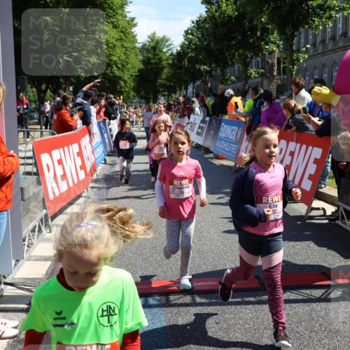14.06.2026 - REWE Women's Run Strokosch-Dieckow http://msf.ph/oto/9752271 14.06.2026 11:38:23 Ziel 129, 130, 146, 152, 153, 160, 181, 185, 190, 208, 221, 238, 244, 246, 261, 273, 280, 283, 295, 296, 303, 304, 306, 316, 345, 356 meine-sportfotos.de
