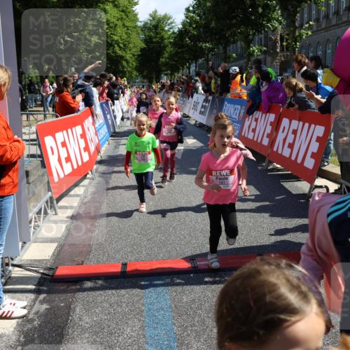 14.06.2026 - REWE Women's Run Strokosch-Dieckow http://msf.ph/oto/9752318 14.06.2026 11:38:21 Ziel 105, 129, 130, 146, 152, 153, 160, 181, 185, 189, 190, 208, 220, 221, 238, 241, 244, 252, 267, 273, 280, 295, 296, 303, 316, 345, 356 meine-sportfotos.de