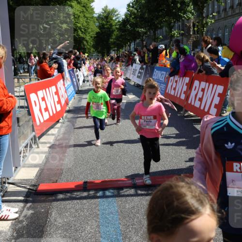14.06.2026 - REWE Women's Run Strokosch-Dieckow http://msf.ph/oto/9752330 14.06.2026 11:38:21 Ziel 105, 129, 130, 146, 152, 153, 160, 181, 185, 189, 190, 208, 220, 221, 238, 241, 244, 252, 267, 273, 280, 295, 296, 303, 316, 345, 356 meine-sportfotos.de