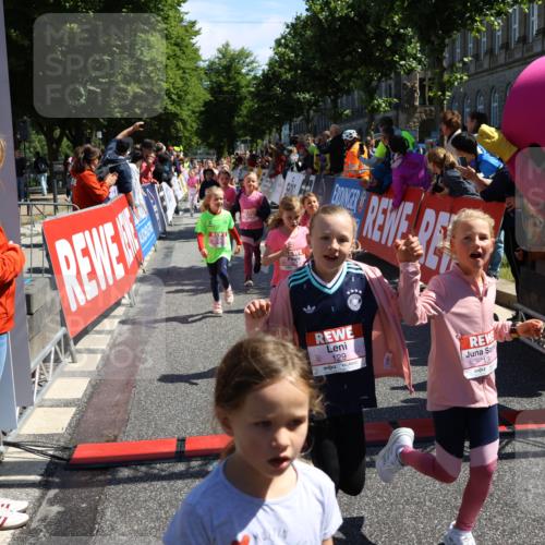 14.06.2026 - REWE Women's Run Strokosch-Dieckow http://msf.ph/oto/9752341 14.06.2026 11:38:21 Ziel 105, 129, 130, 146, 152, 153, 160, 181, 185, 189, 190, 208, 220, 221, 238, 241, 244, 252, 267, 273, 280, 295, 296, 303, 316, 345, 356 meine-sportfotos.de