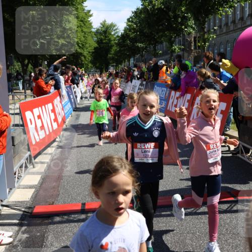14.06.2026 - REWE Women's Run Strokosch-Dieckow http://msf.ph/oto/9752354 14.06.2026 11:38:21 Ziel 105, 129, 130, 146, 152, 153, 160, 181, 185, 189, 190, 208, 220, 221, 238, 241, 244, 252, 267, 273, 280, 295, 296, 303, 316, 345, 356 meine-sportfotos.de