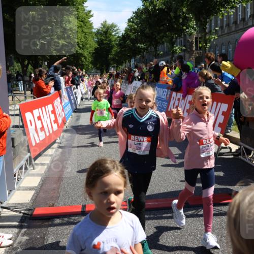 14.06.2026 - REWE Women's Run Strokosch-Dieckow http://msf.ph/oto/9752365 14.06.2026 11:38:21 Ziel 105, 129, 130, 146, 152, 153, 160, 181, 185, 189, 190, 208, 220, 221, 238, 241, 244, 252, 267, 273, 280, 295, 296, 303, 316, 345, 356 meine-sportfotos.de