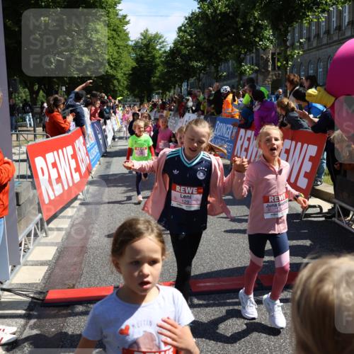 14.06.2026 - REWE Women's Run Strokosch-Dieckow http://msf.ph/oto/9752378 14.06.2026 11:38:21 Ziel 105, 129, 130, 146, 152, 153, 160, 181, 185, 189, 190, 208, 220, 221, 238, 241, 244, 252, 267, 273, 280, 295, 296, 303, 316, 345, 356 meine-sportfotos.de