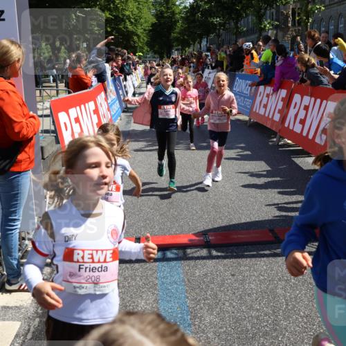 14.06.2026 - REWE Women's Run Strokosch-Dieckow http://msf.ph/oto/9752399 14.06.2026 11:38:20 Ziel 105, 117, 125, 127, 129, 130, 146, 152, 153, 160, 181, 185, 189, 208, 220, 238, 241, 244, 252, 267, 273, 280, 295, 296, 316, 345, 356 meine-sportfotos.de