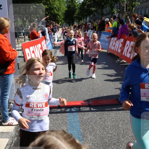 14.06.2026 - REWE Women's Run Strokosch-Dieckow http://msf.ph/oto/9752410 14.06.2026 11:38:20 Ziel 105, 117, 125, 127, 129, 130, 146, 152, 153, 160, 181, 185, 189, 208, 220, 238, 241, 244, 252, 267, 273, 280, 295, 296, 316, 345, 356 meine-sportfotos.de