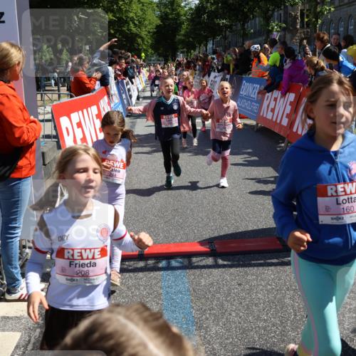 14.06.2026 - REWE Women's Run Strokosch-Dieckow http://msf.ph/oto/9752422 14.06.2026 11:38:19 Ziel 105, 117, 125, 127, 129, 130, 146, 152, 153, 160, 181, 185, 189, 208, 220, 238, 241, 244, 252, 267, 273, 280, 295, 296, 316, 321, 345, 356 meine-sportfotos.de