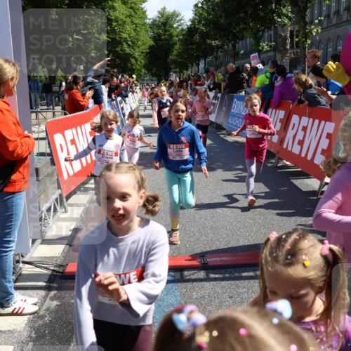 14.06.2026 - REWE Women's Run Strokosch-Dieckow http://msf.ph/oto/9752446 14.06.2026 11:38:18 Ziel 105, 117, 125, 127, 129, 130, 152, 153, 160, 181, 185, 189, 194, 208, 220, 238, 241, 244, 252, 267, 273, 295, 296, 316, 321, 345, 356 meine-sportfotos.de