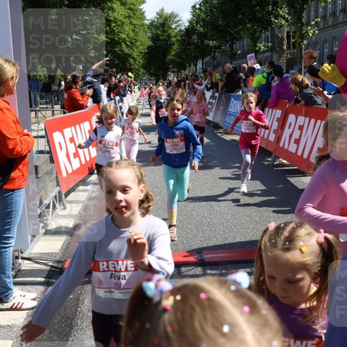 14.06.2026 - REWE Women's Run Strokosch-Dieckow http://msf.ph/oto/9752457 14.06.2026 11:38:18 Ziel 105, 117, 125, 127, 129, 130, 152, 153, 160, 181, 185, 189, 194, 208, 220, 238, 241, 244, 252, 267, 273, 295, 296, 316, 321, 345, 356 meine-sportfotos.de