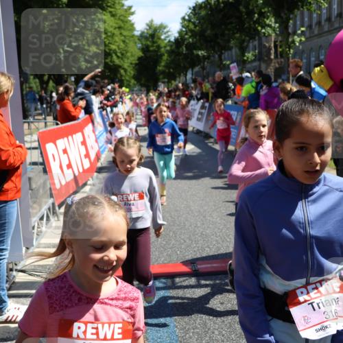 14.06.2026 - REWE Women's Run Strokosch-Dieckow http://msf.ph/oto/9752488 14.06.2026 11:38:18 Ziel 105, 117, 125, 127, 129, 130, 152, 153, 160, 181, 185, 189, 194, 208, 220, 238, 241, 244, 252, 267, 273, 295, 296, 316, 321, 345, 356 meine-sportfotos.de