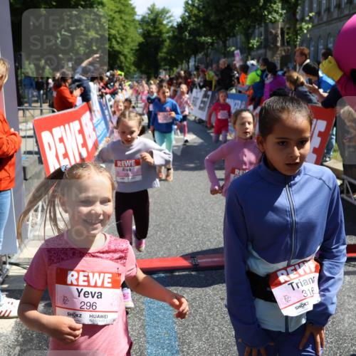 14.06.2026 - REWE Women's Run Strokosch-Dieckow http://msf.ph/oto/9752516 14.06.2026 11:38:17 Ziel 105, 117, 125, 127, 129, 130, 153, 160, 181, 185, 189, 194, 201, 208, 214, 220, 241, 244, 252, 255, 267, 273, 295, 296, 316, 321, 345, 356 meine-sportfotos.de