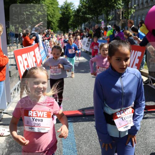 14.06.2026 - REWE Women's Run Strokosch-Dieckow http://msf.ph/oto/9752527 14.06.2026 11:38:17 Ziel 105, 117, 125, 127, 129, 130, 153, 160, 181, 185, 189, 194, 201, 208, 214, 220, 241, 244, 252, 255, 267, 273, 295, 296, 316, 321, 345, 356 meine-sportfotos.de