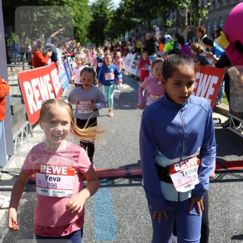 14.06.2026 - REWE Women's Run Strokosch-Dieckow http://msf.ph/oto/9752539 14.06.2026 11:38:17 Ziel 105, 117, 125, 127, 129, 130, 153, 160, 181, 185, 189, 194, 201, 208, 214, 220, 241, 244, 252, 255, 267, 273, 295, 296, 316, 321, 345, 356 meine-sportfotos.de