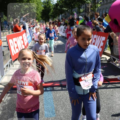 14.06.2026 - REWE Women's Run Strokosch-Dieckow http://msf.ph/oto/9752548 14.06.2026 11:38:17 Ziel 105, 117, 125, 127, 129, 130, 153, 160, 181, 185, 189, 194, 201, 208, 214, 220, 241, 244, 252, 255, 267, 273, 295, 296, 316, 321, 345, 356 meine-sportfotos.de