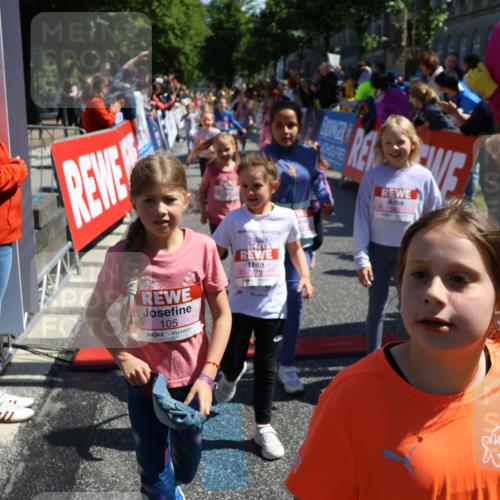 14.06.2026 - REWE Women's Run Strokosch-Dieckow http://msf.ph/oto/9752564 14.06.2026 11:38:16 Ziel 105, 117, 125, 127, 128, 129, 130, 153, 160, 185, 189, 194, 201, 208, 214, 220, 241, 244, 252, 255, 267, 273, 295, 296, 316, 321, 345, 356 meine-sportfotos.de