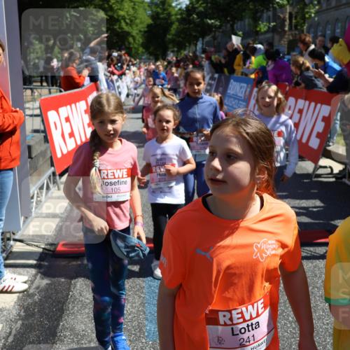 14.06.2026 - REWE Women's Run Strokosch-Dieckow http://msf.ph/oto/9752603 14.06.2026 11:38:15 Ziel 105, 117, 125, 127, 128, 153, 160, 185, 189, 194, 201, 208, 214, 220, 241, 244, 252, 255, 267, 273, 295, 296, 316, 321, 345, 356 meine-sportfotos.de
