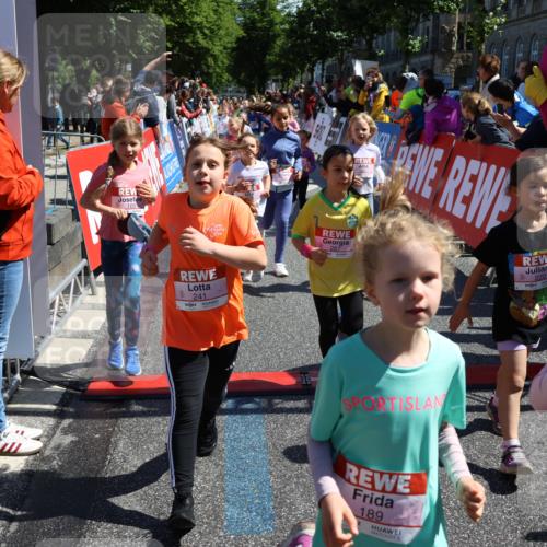 14.06.2026 - REWE Women's Run Strokosch-Dieckow http://msf.ph/oto/9752613 14.06.2026 11:38:14 Ziel 105, 117, 125, 127, 128, 160, 185, 189, 194, 201, 214, 220, 241, 252, 255, 267, 273, 295, 296, 316, 319, 321, 345, 356 meine-sportfotos.de