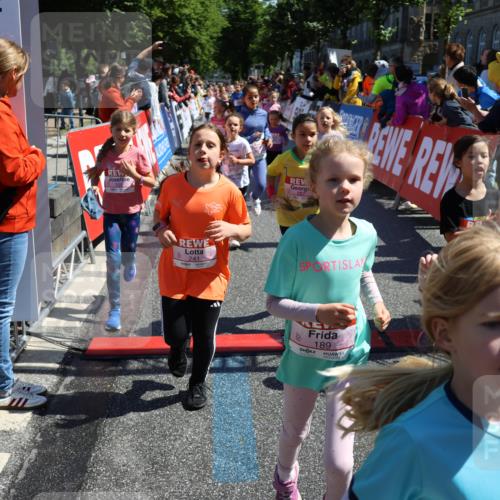 14.06.2026 - REWE Women's Run Strokosch-Dieckow http://msf.ph/oto/9752646 14.06.2026 11:38:14 Ziel 105, 117, 125, 127, 128, 160, 185, 189, 194, 201, 214, 220, 241, 252, 255, 267, 273, 295, 296, 316, 319, 321, 345, 356 meine-sportfotos.de