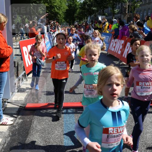 14.06.2026 - REWE Women's Run Strokosch-Dieckow http://msf.ph/oto/9752680 14.06.2026 11:38:14 Ziel 105, 117, 125, 127, 128, 160, 185, 189, 194, 201, 214, 220, 241, 252, 255, 267, 273, 295, 296, 316, 319, 321, 345, 356 meine-sportfotos.de