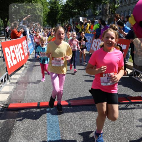 14.06.2026 - REWE Women's Run Strokosch-Dieckow http://msf.ph/oto/9752789 14.06.2026 11:38:12 Ziel 105, 117, 125, 127, 128, 145, 166, 189, 194, 201, 214, 220, 241, 252, 255, 267, 273, 289, 295, 296, 316, 319, 321, 345 meine-sportfotos.de