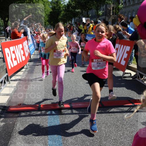 14.06.2026 - REWE Women's Run Strokosch-Dieckow http://msf.ph/oto/9752824 14.06.2026 11:38:12 Ziel 105, 117, 125, 127, 128, 145, 166, 189, 194, 201, 214, 220, 241, 252, 255, 267, 273, 289, 295, 296, 316, 319, 321, 345 meine-sportfotos.de