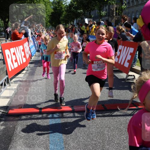 14.06.2026 - REWE Women's Run Strokosch-Dieckow http://msf.ph/oto/9752836 14.06.2026 11:38:11 Ziel 105, 117, 125, 127, 128, 145, 166, 189, 194, 201, 214, 220, 241, 252, 255, 267, 273, 289, 316, 319, 321, 345 meine-sportfotos.de
