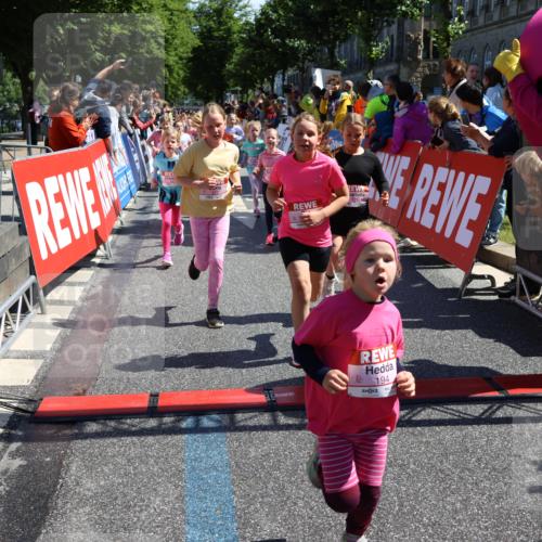 14.06.2026 - REWE Women's Run Strokosch-Dieckow http://msf.ph/oto/9752851 14.06.2026 11:38:11 Ziel 105, 117, 125, 127, 128, 145, 166, 189, 194, 201, 214, 220, 241, 252, 255, 267, 273, 289, 316, 319, 321, 345 meine-sportfotos.de