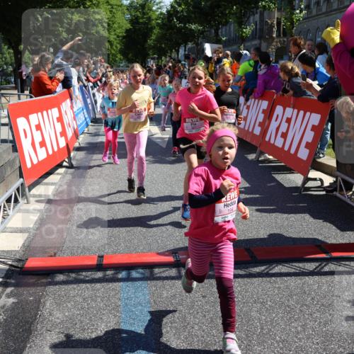 14.06.2026 - REWE Women's Run Strokosch-Dieckow http://msf.ph/oto/9752876 14.06.2026 11:38:11 Ziel 105, 117, 125, 127, 128, 145, 166, 189, 194, 201, 214, 220, 241, 252, 255, 267, 273, 289, 316, 319, 321, 345 meine-sportfotos.de