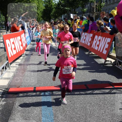 14.06.2026 - REWE Women's Run Strokosch-Dieckow http://msf.ph/oto/9752912 14.06.2026 11:38:11 Ziel 105, 117, 125, 127, 128, 145, 166, 189, 194, 201, 214, 220, 241, 252, 255, 267, 273, 289, 316, 319, 321, 345 meine-sportfotos.de