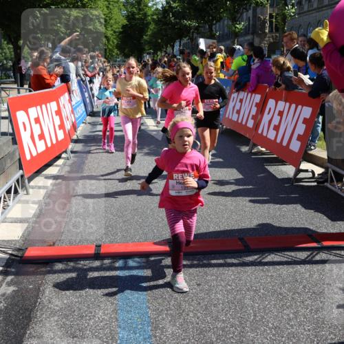 14.06.2026 - REWE Women's Run Strokosch-Dieckow http://msf.ph/oto/9752925 14.06.2026 11:38:11 Ziel 105, 117, 125, 127, 128, 145, 166, 189, 194, 201, 214, 220, 241, 252, 255, 267, 273, 289, 316, 319, 321, 345 meine-sportfotos.de