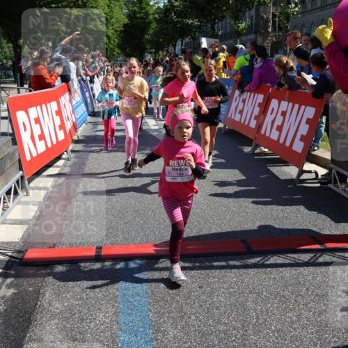 14.06.2026 - REWE Women's Run Strokosch-Dieckow http://msf.ph/oto/9752939 14.06.2026 11:38:11 Ziel 105, 117, 125, 127, 128, 145, 166, 189, 194, 201, 214, 220, 241, 252, 255, 267, 273, 289, 316, 319, 321, 345 meine-sportfotos.de